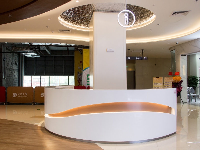 GELO Solid Surface transforme les espaces des centres commerciaux modernes grâce à des solutions personnalisées et harmonieuses.